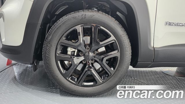 Jeep Renegade 1.3 Limited 2022 — фото 5