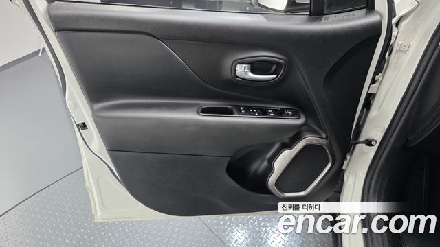 Jeep Renegade 1.3 Limited 2022 — фото 30