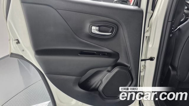 Jeep Renegade 1.3 Limited 2022 — фото 31