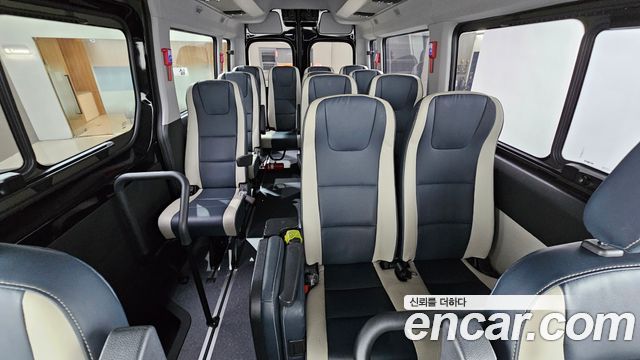 Hyundai Solati 15-seater deluxe 2023 — фото 19