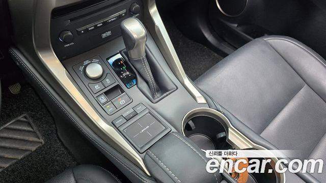 Lexus NX300h Executive 2015 — фото 9