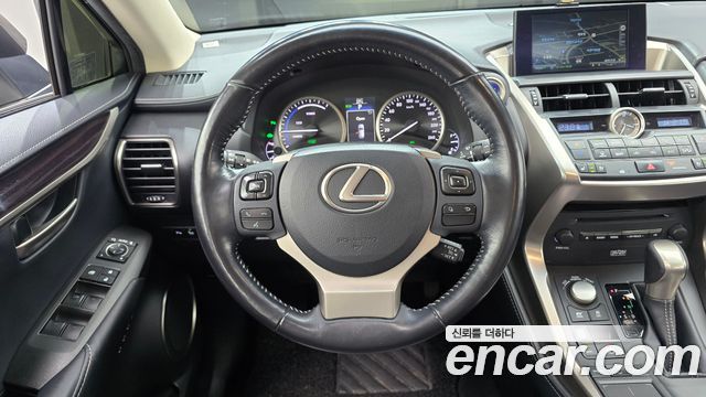 Lexus NX300h Executive 2015 — фото 13