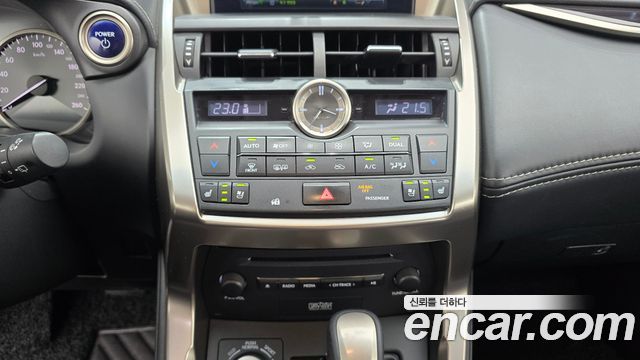 Lexus NX300h Executive 2015 — фото 16