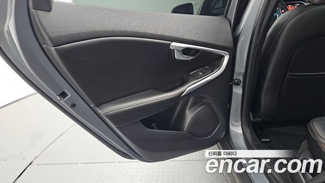 Volvo V40 Cross Country D3 2019 — фото 25