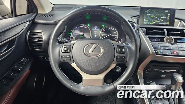 Lexus NX300h Executive 2015 — фото 12