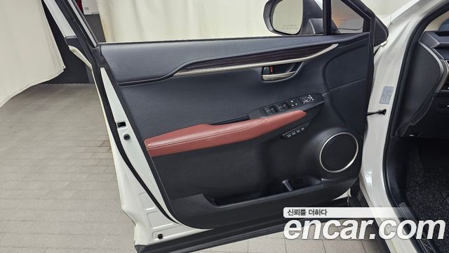 Lexus NX300h Executive 2015 — фото 24