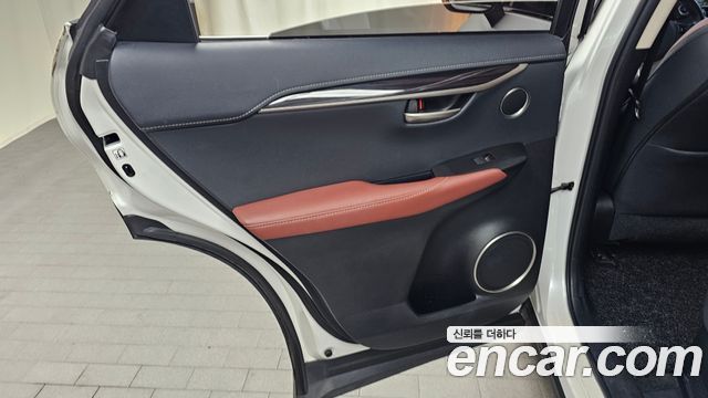 Lexus NX300h Executive 2015 — фото 25