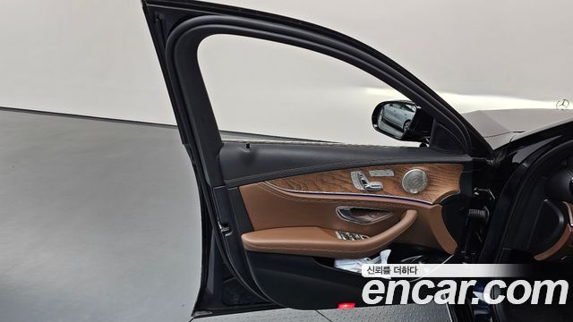 Mercedes-Benz E-Class (W213) E300e 4MATIC Exclusive 2022 — фото 24