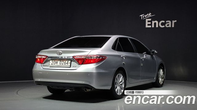 Toyota Camry 2.5 XLE 2016 — фото 2