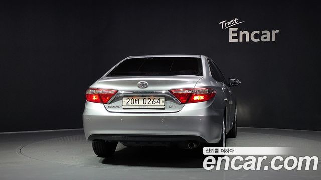 Toyota Camry 2.5 XLE 2016 — фото 4