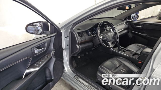 Toyota Camry 2.5 XLE 2016 — фото 10