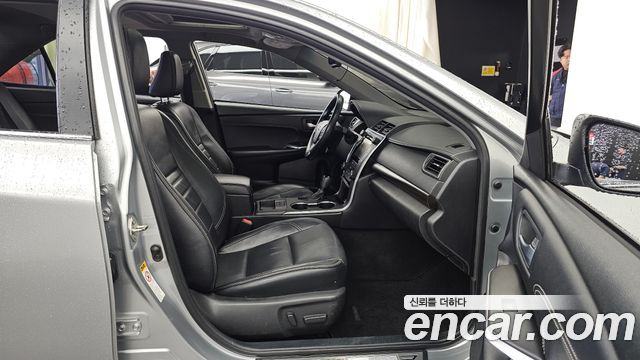 Toyota Camry 2.5 XLE 2016 — фото 11
