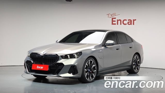 BMW 5 Series (G60) 550e xDrive M Sport Pro 2025 — фото 1