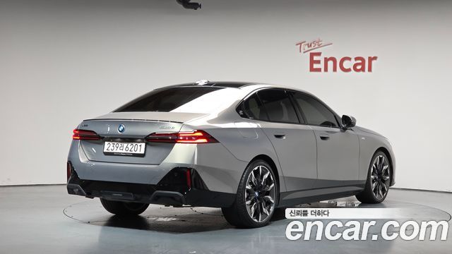 BMW 5 Series (G60) 550e xDrive M Sport Pro 2025 — фото 2