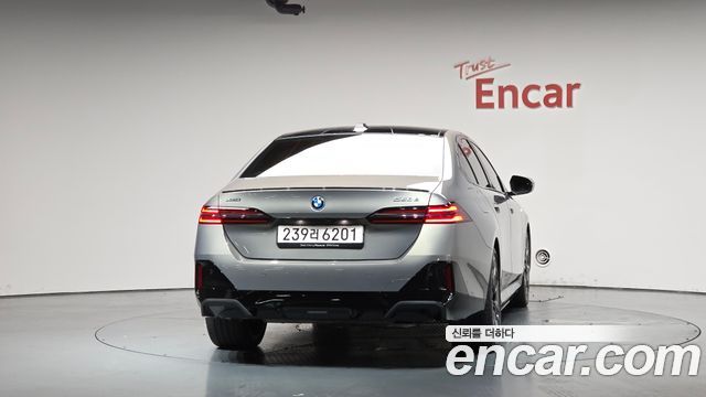 BMW 5 Series (G60) 550e xDrive M Sport Pro 2025 — фото 4