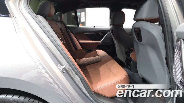 BMW 5 Series (G60) 550e xDrive M Sport Pro 2025 — фото 11