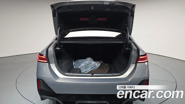 BMW 5 Series (G60) 550e xDrive M Sport Pro 2025 — фото 20
