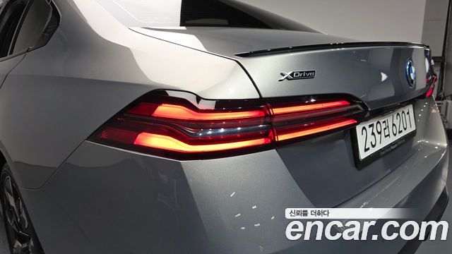 BMW 5 Series (G60) 550e xDrive M Sport Pro 2025 — фото 23