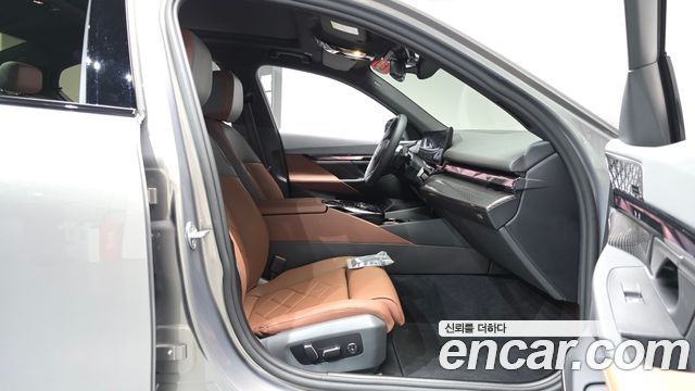 BMW 5 Series (G60) 550e xDrive M Sport Pro 2025 — фото 26