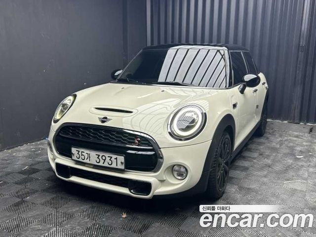 MINI Cooper S 5Door Standard 3rd 2019 — фото 2