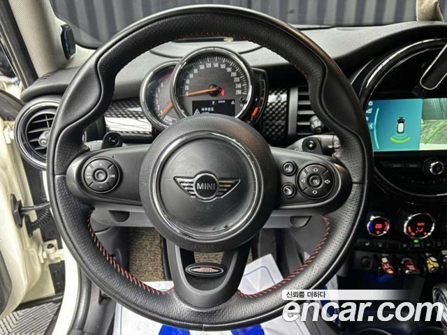 MINI Cooper S 5Door Standard 3rd 2019 — фото 9