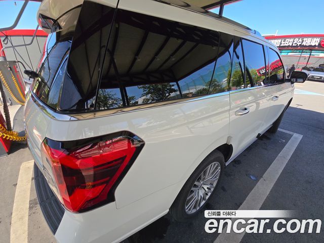 Ford Expedition Platinum 4WD 7Seater 2022 — фото 2