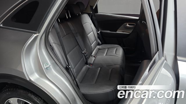 Kia Niro 1.6 HEV Luxury 2021 — фото 11
