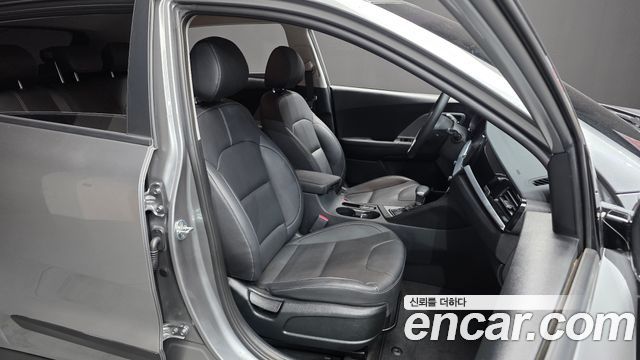 Kia Niro 1.6 HEV Luxury 2021 — фото 26
