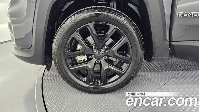 Jeep Renegade 1.3 Limited 2023 — фото 5