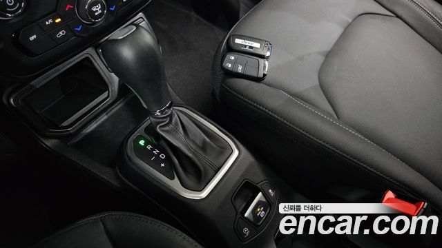 Jeep Renegade 1.3 Limited 2023 — фото 9