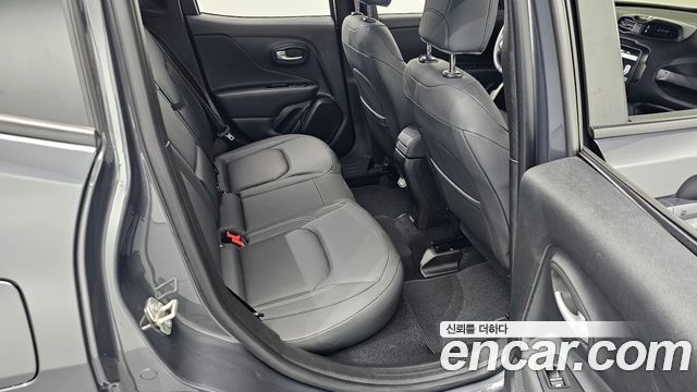 Jeep Renegade 1.3 Limited 2023 — фото 11