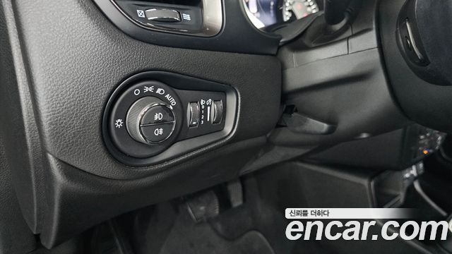 Jeep Renegade 1.3 Limited 2023 — фото 19