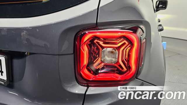 Jeep Renegade 1.3 Limited 2023 — фото 23
