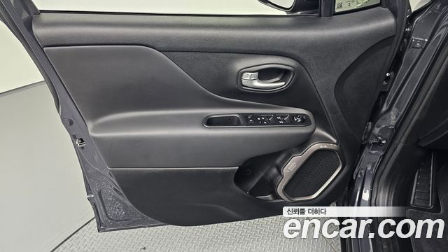 Jeep Renegade 1.3 Limited 2023 — фото 24