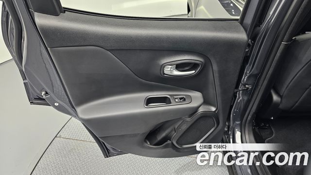 Jeep Renegade 1.3 Limited 2023 — фото 25