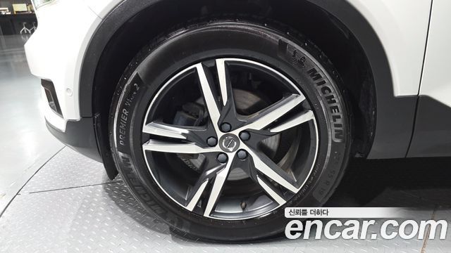 Volvo XC40 T4 R-Design 2019 — фото 5