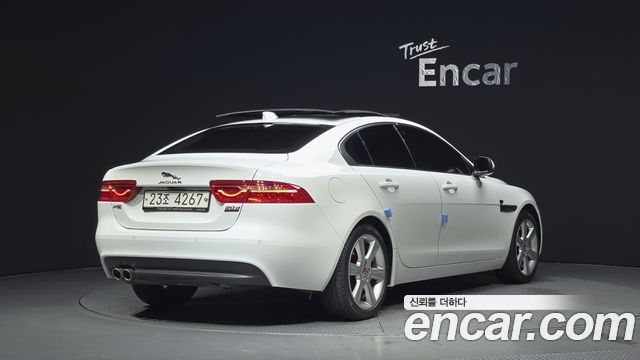 Jaguar XE 20d Portfolio AWD 2017 — фото 2