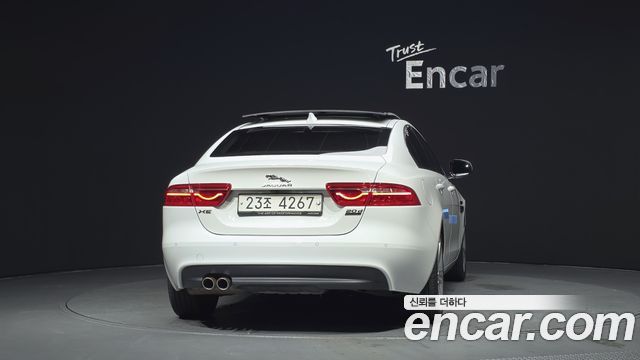 Jaguar XE 20d Portfolio AWD 2017 — фото 4