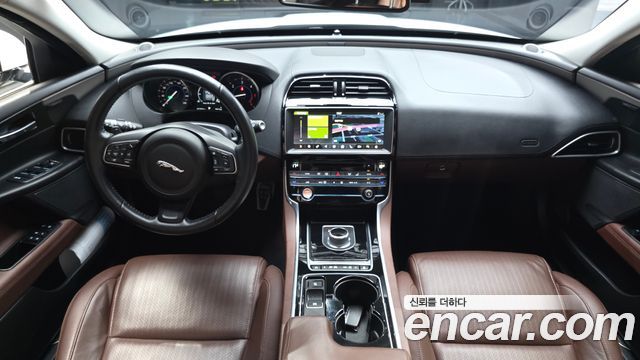 Jaguar XE 20d Portfolio AWD 2017 — фото 7