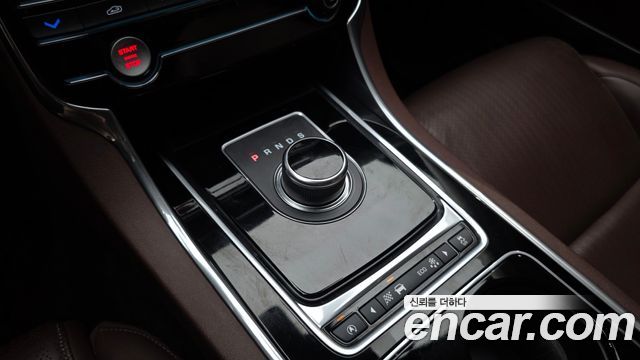 Jaguar XE 20d Portfolio AWD 2017 — фото 9