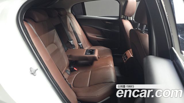 Jaguar XE 20d Portfolio AWD 2017 — фото 11