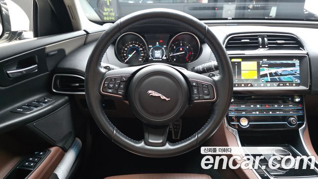 Jaguar XE 20d Portfolio AWD 2017 — фото 13