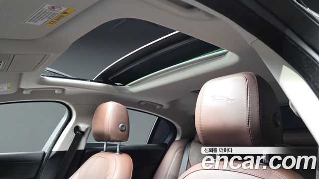 Jaguar XE 20d Portfolio AWD 2017 — фото 17