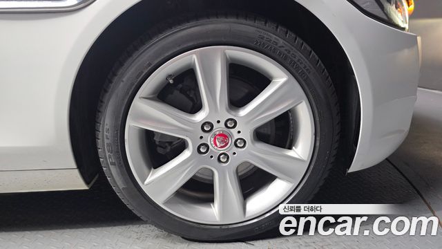 Jaguar XE 20d Portfolio AWD 2017 — фото 21