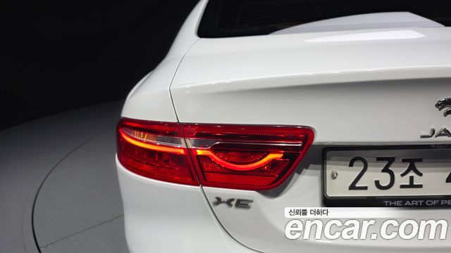 Jaguar XE 20d Portfolio AWD 2017 — фото 23