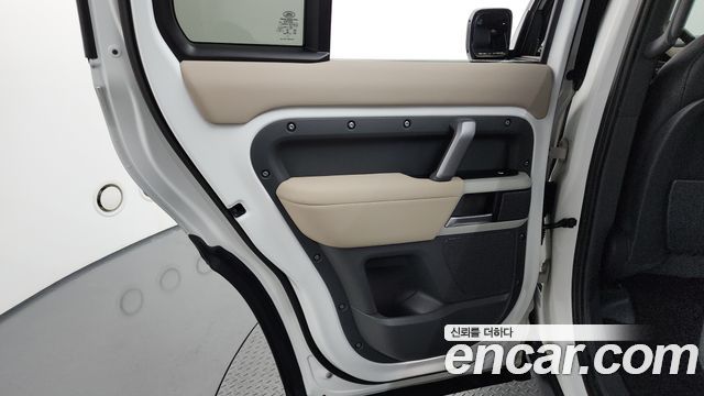 Land Rover Defender (L663) 110 P300 X-Dynamic SE 2022 — фото 31