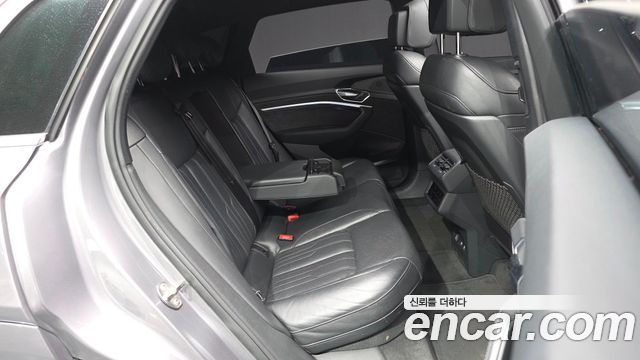 Audi e-tron 55 Quattro 2020 — фото 15