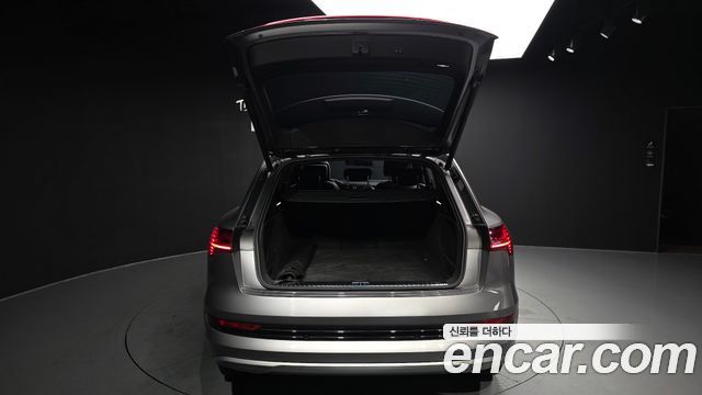 Audi e-tron 55 Quattro 2020 — фото 24
