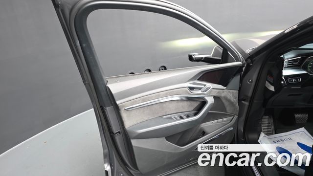 Audi e-tron 55 Quattro 2020 — фото 30