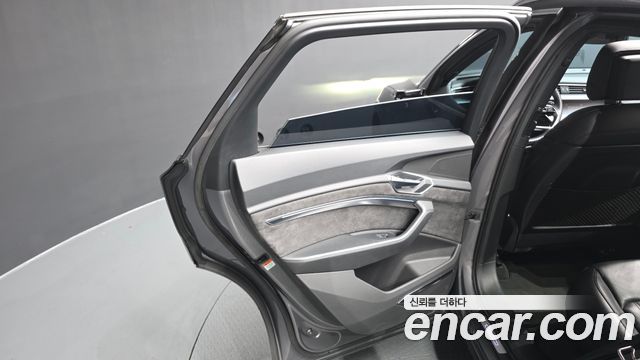 Audi e-tron 55 Quattro 2020 — фото 31